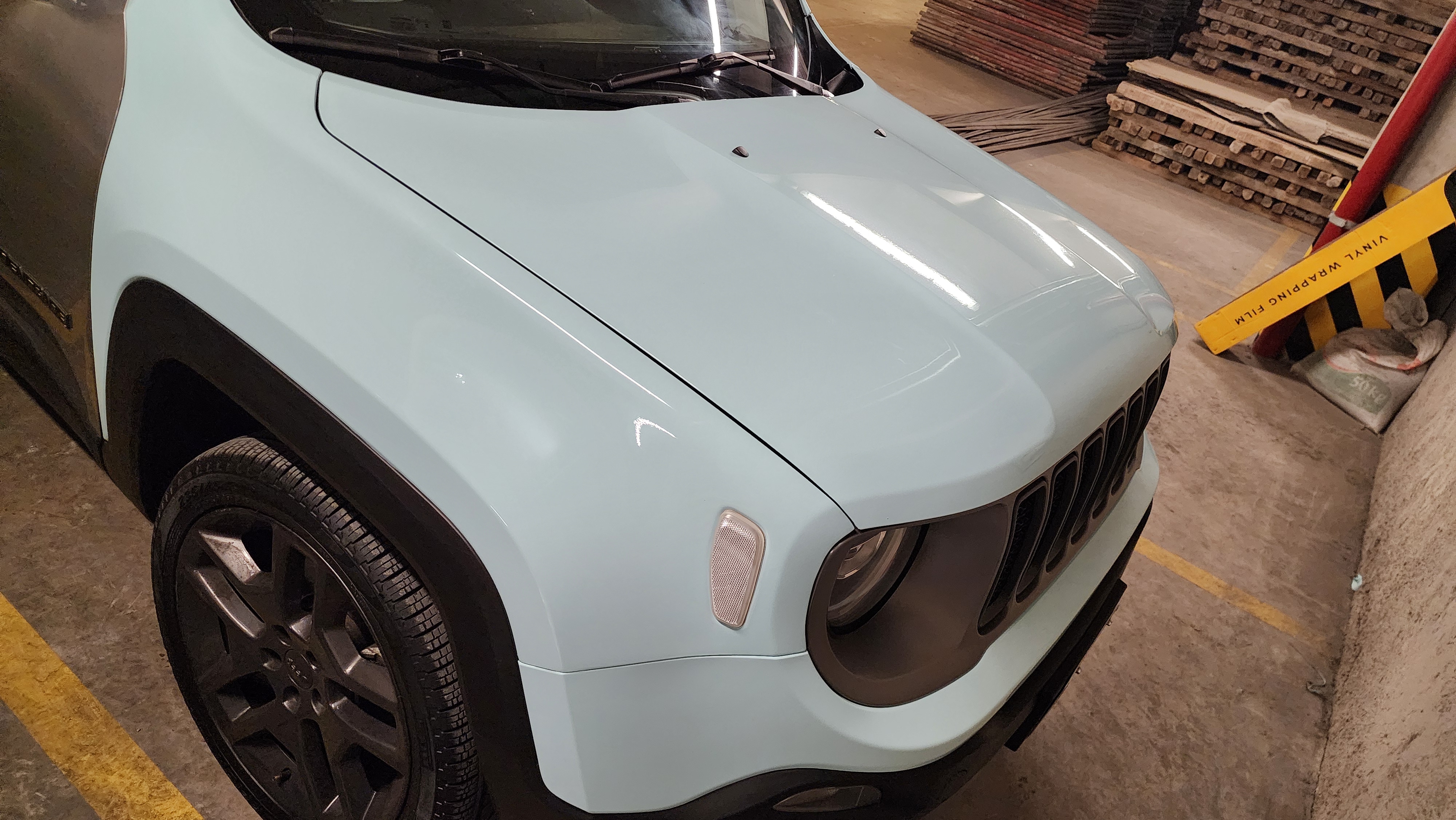 Vinyl Wrap Mate Negro - Jeep en azul claro