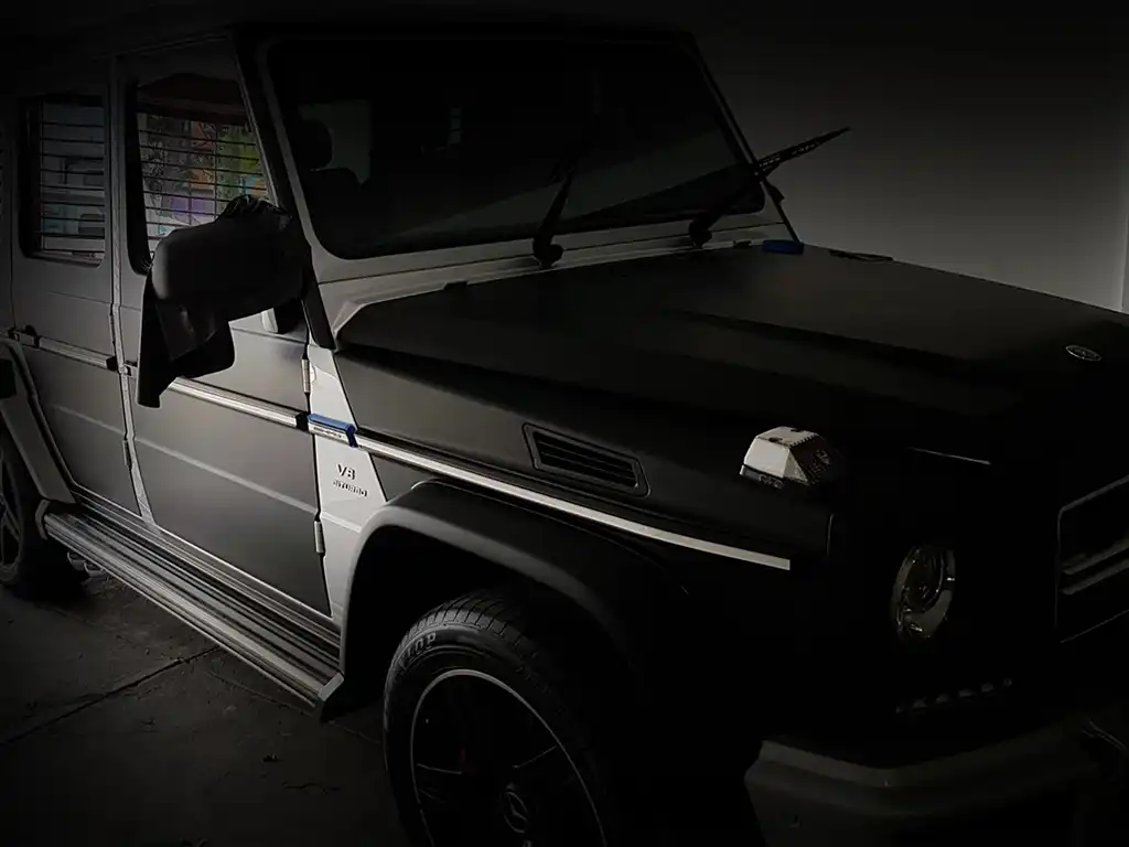 Wrap mate negro en SUV de lujo