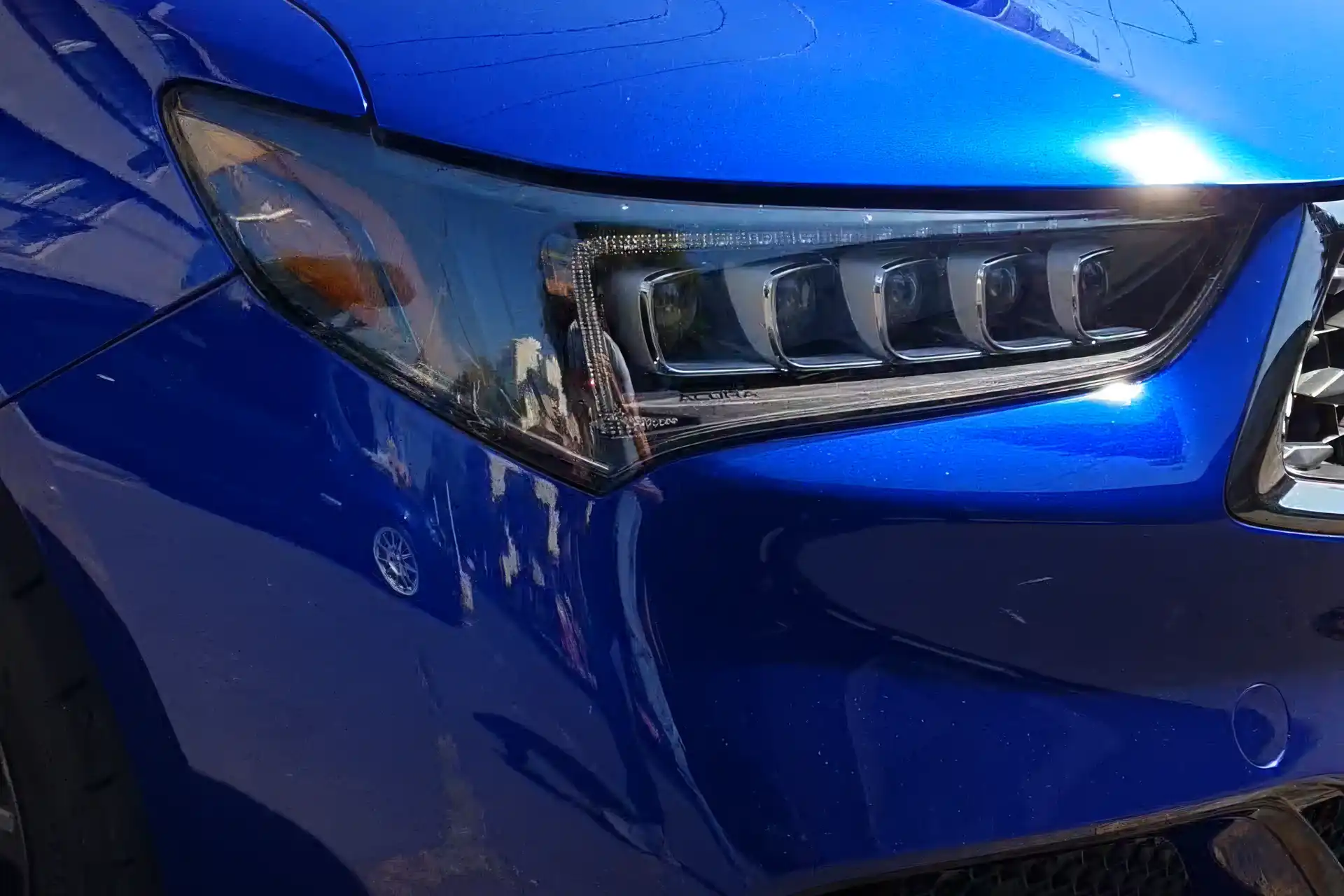 Auto con acabado cerámico de alto brillo
