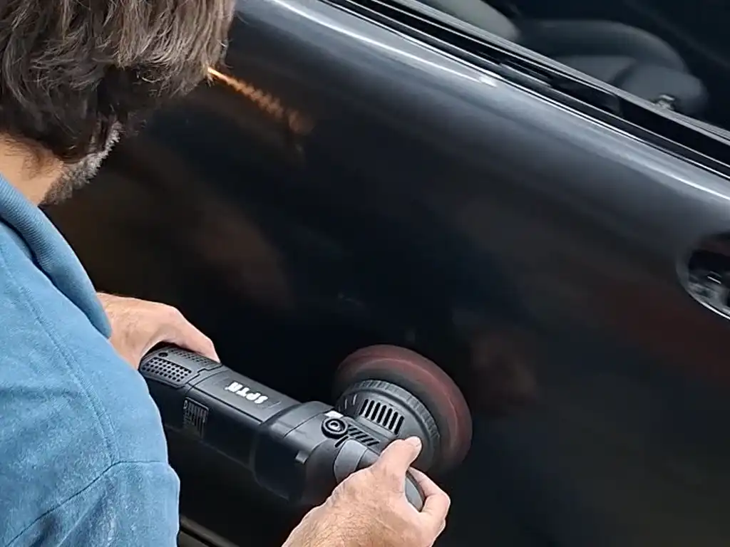 Auto con recubrimiento cerámico de alto brillo